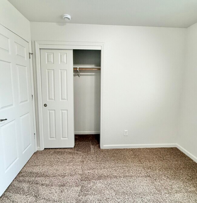 Building Photo - 421 N Walnut Ave