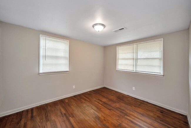 Building Photo - Don’t Miss This Beautifully Renovated Home...