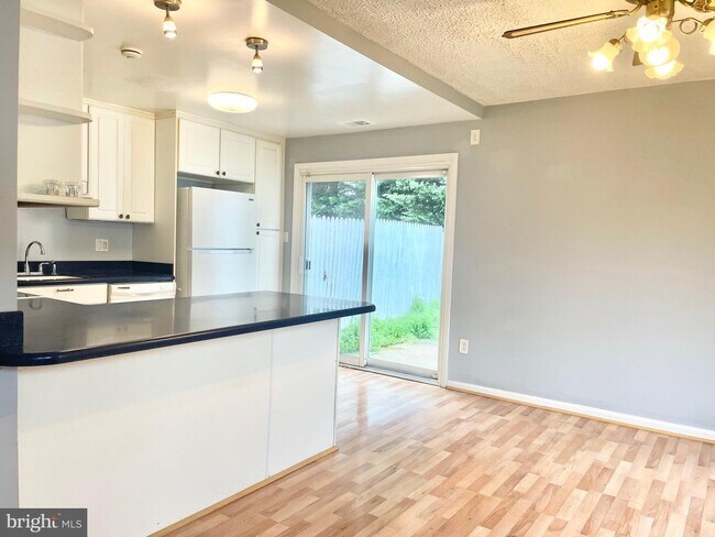 Building Photo - 1009 Kings Ct