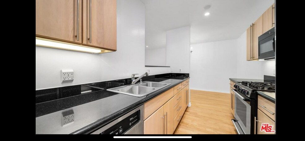 Building Photo - 330 S Barrington Ave