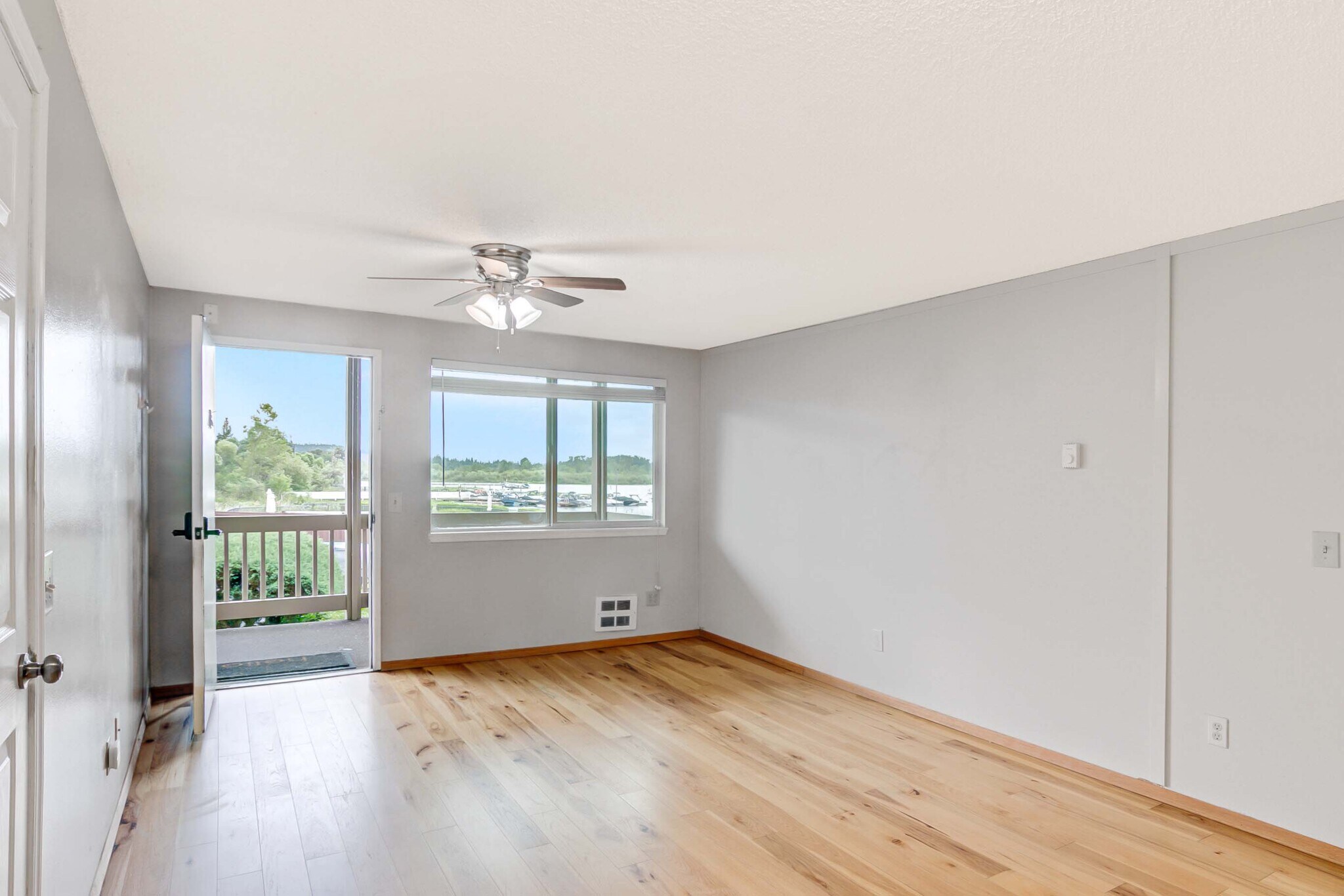 Building Photo - 4050 W Lake Sammamish Pky NE