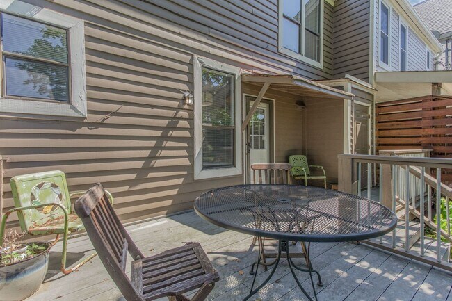 Building Photo - Charming 2 Bed 2 Bath Home on Historic Rus...