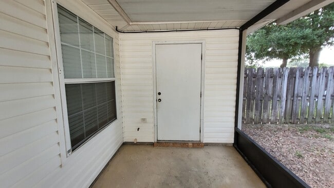 Building Photo - 2 bedroom 1 bath townhouse available for r...