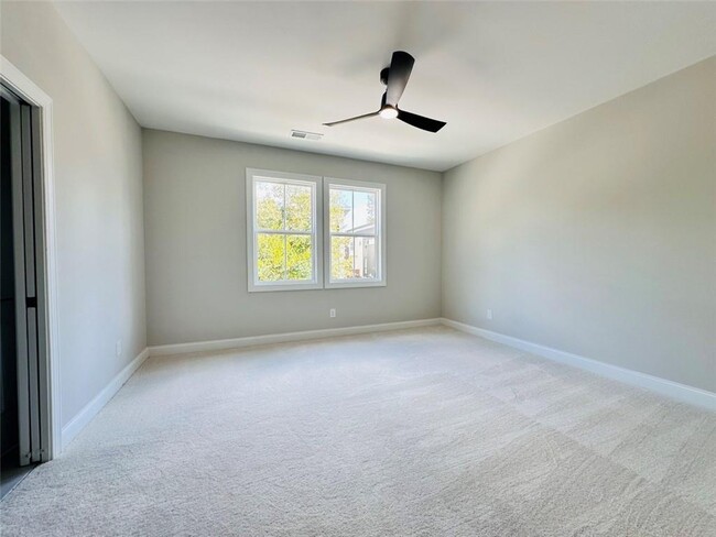 Building Photo - 2426 Lakeshore Ln