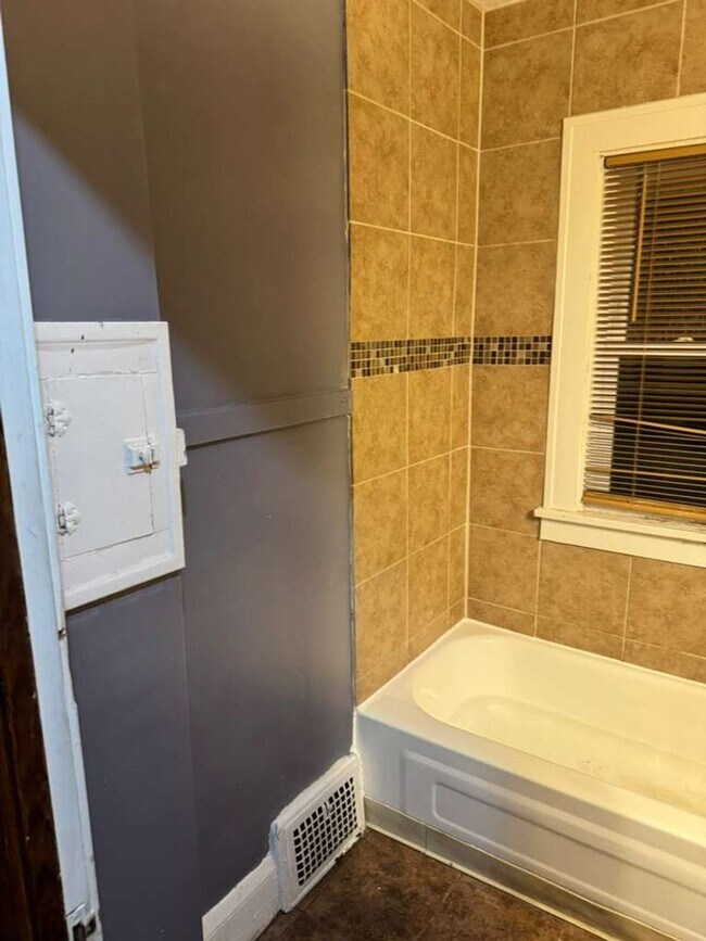 Building Photo - 4078 E 143rd St