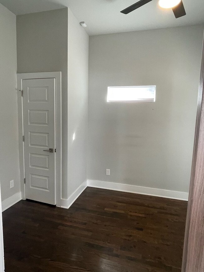 Building Photo - Convenient Living in West End