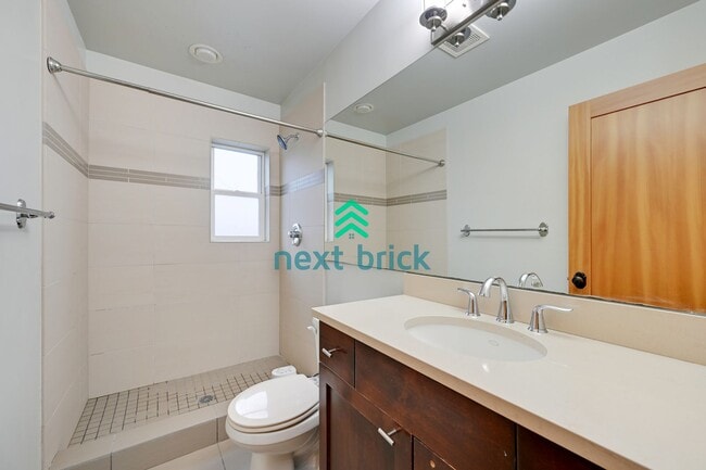 Building Photo - Stunning 2BR and 3BA single family with la...