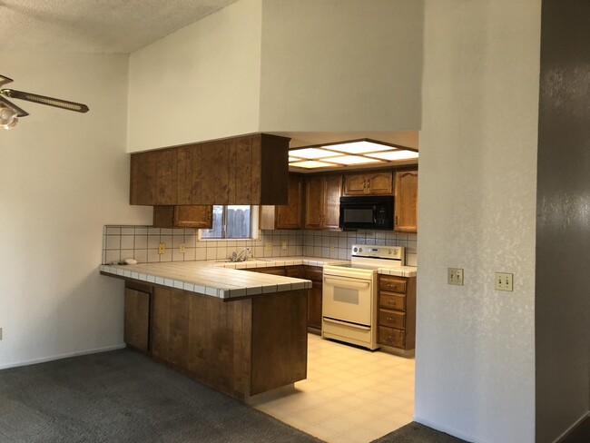 Building Photo - 1635 E Eastbrook Ave