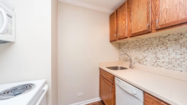 Building Photo - 4343 N Clarendon Ave