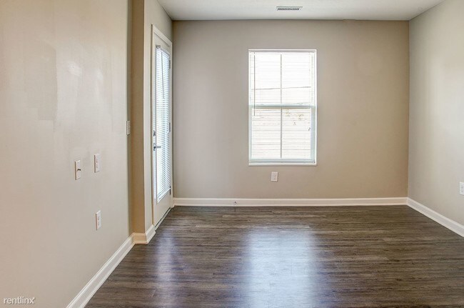 Building Photo - 3 br, 1 bath Apartment - Brennan Pointe II