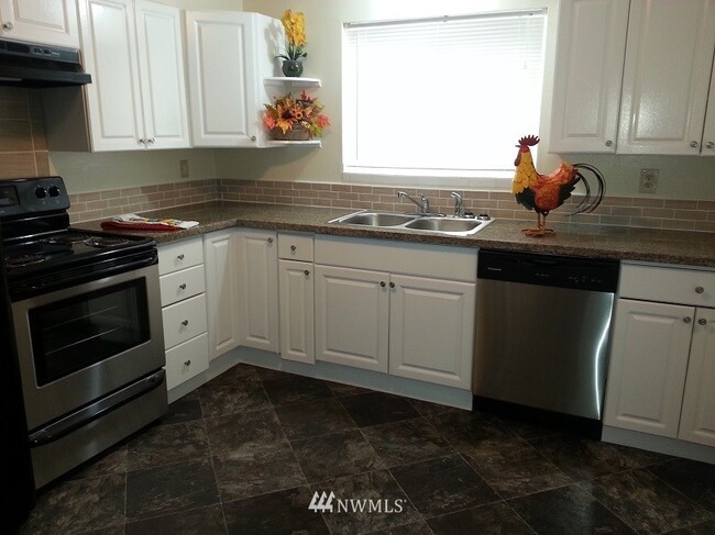 Spacious Kitchen - 6123 W Beech St