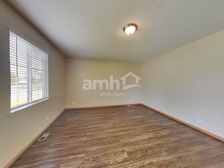 Building Photo - 1007 Angelica Cir