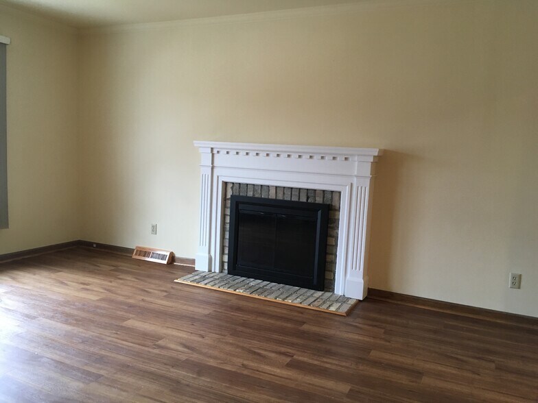 Building Photo - 16555 Dane Ct E