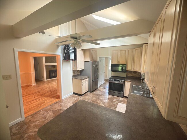 Building Photo - Charming 3-Bedroom Home + Bonus Room in Prime Niskayuna Location!