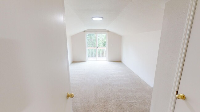 Building Photo - Beautiful Sellwood Bungalow in One of Portland's Most Desirable Neighborhoods. Pet friendly!