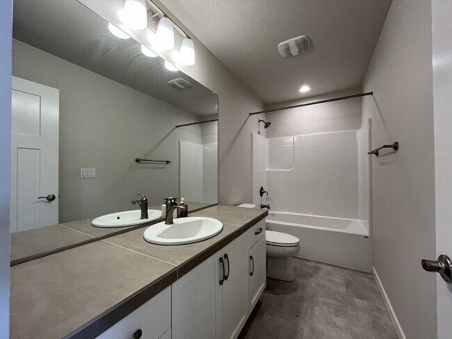 Building Photo - Stunning 2024 Built 5BR Home with Main-Level Suite, EV Charger & Covered Patio Near River Terrace
