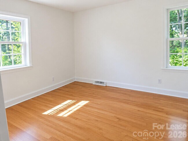 Building Photo - 7500 Thorncliff Dr