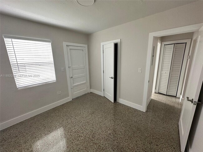 Building Photo - 211 SW 18th Ave