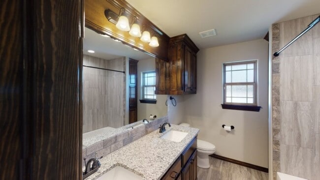 Building Photo - 1621 NE White Rock Dr