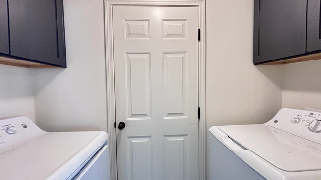 Building Photo - 12821 Rock Cliff Ave