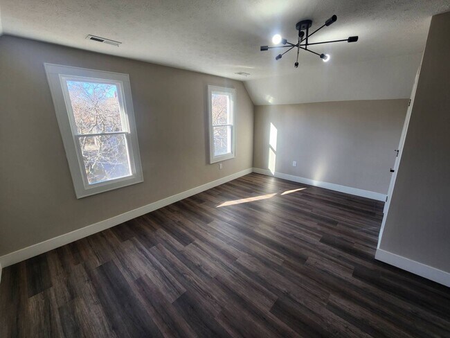 Building Photo - 1565 Hopkins Ave