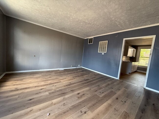 Building Photo - Charming Home Available