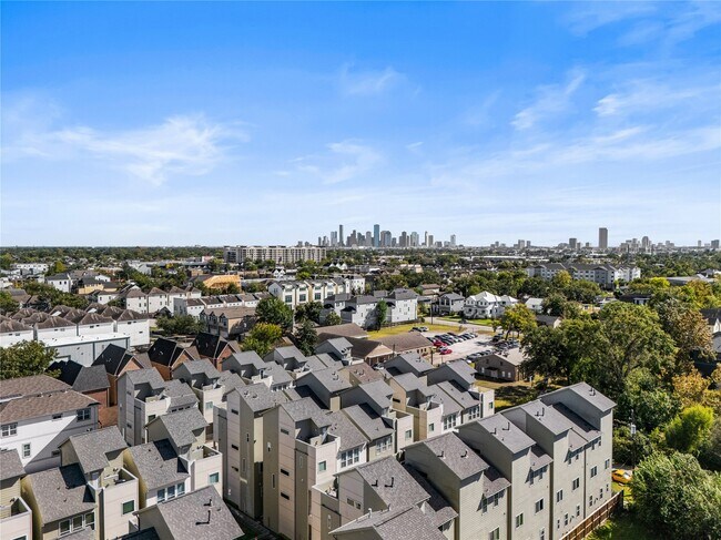 Building Photo - 1013 W 17th St