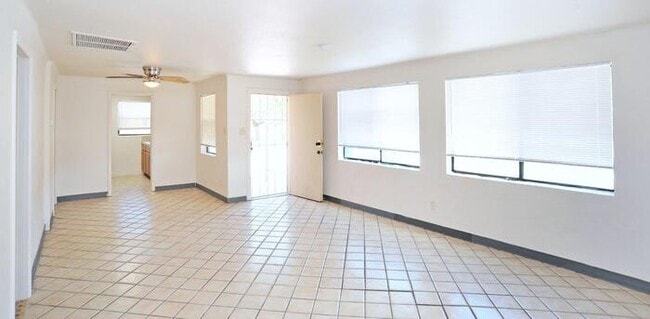 Building Photo - Cntrally Located 4 bedroom home