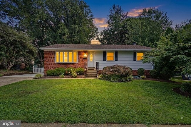 Building Photo - 604 Yeonas Dr SW