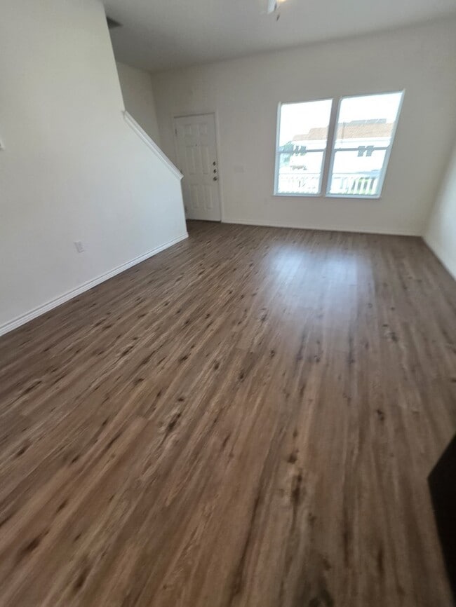 Building Photo - 4-Bed 2 Bath 2 Car Garage-Available July f...