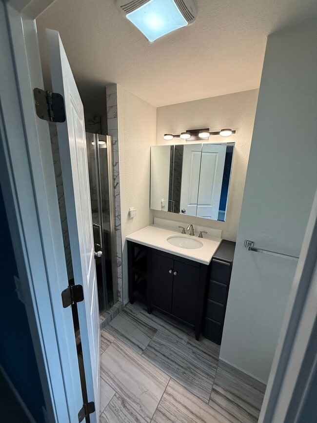 Building Photo - Tastefully Updated Kingsgate home!