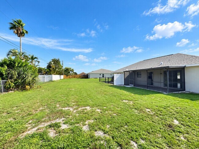 Building Photo - 4133/4135 SW 7th Pl
