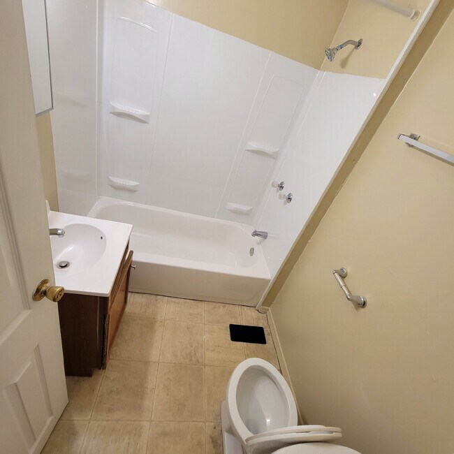 Building Photo - Near East 2BR House ready to Lease!