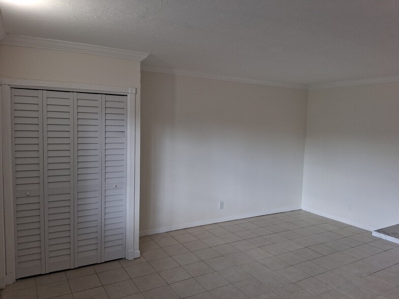 Building Photo - 1100 NE 9th Ave