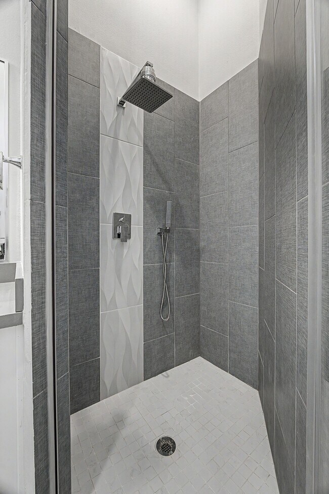 Building Photo - 1226 W 26th St