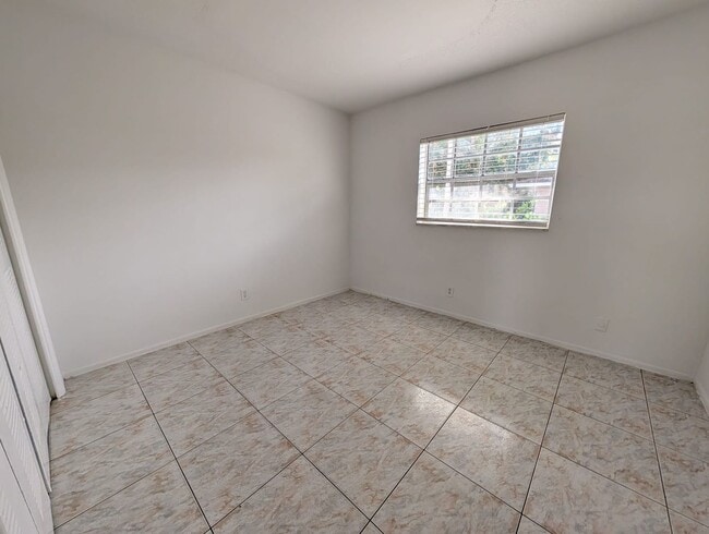 Building Photo - 208 NW 43rd Ct