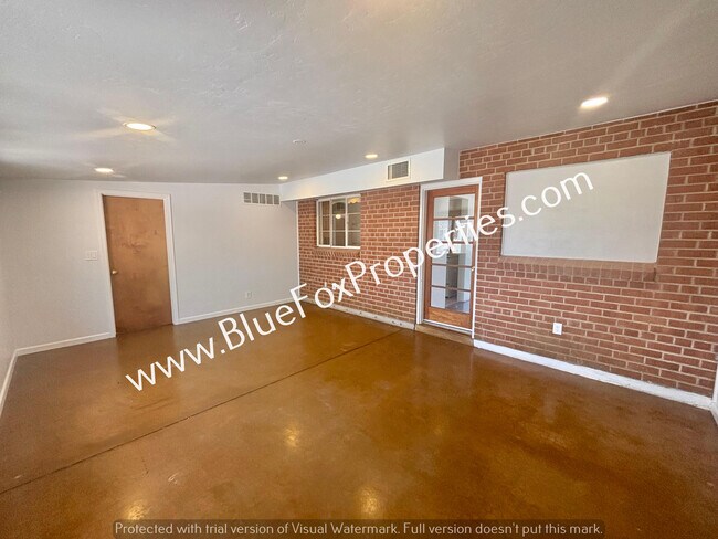 Building Photo - 3137 E Linden St