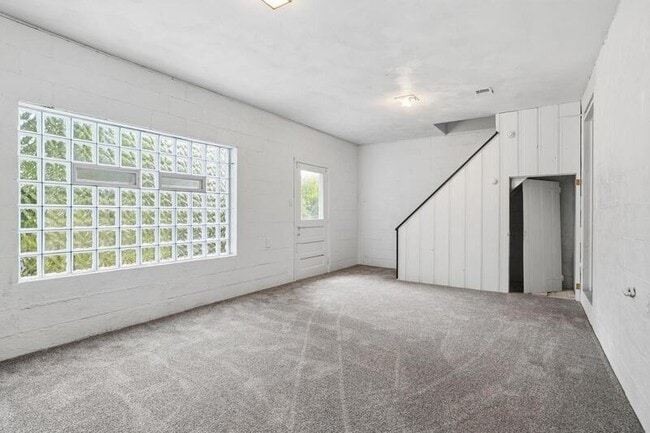 Building Photo - 2046 Pioneer Ave
