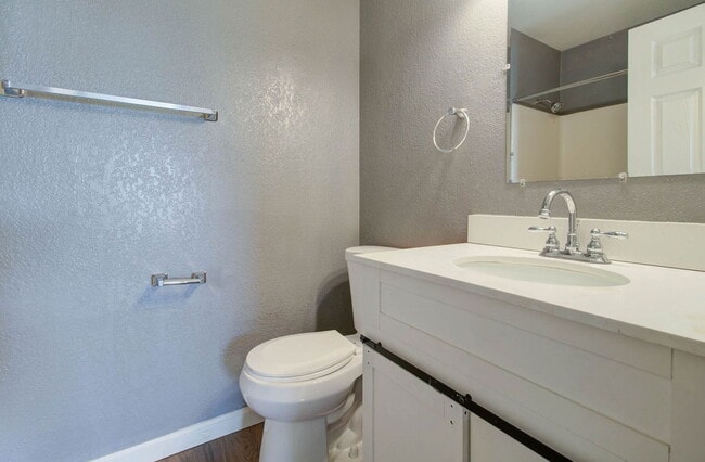 Building Photo - 2202 W Glenrosa Ave