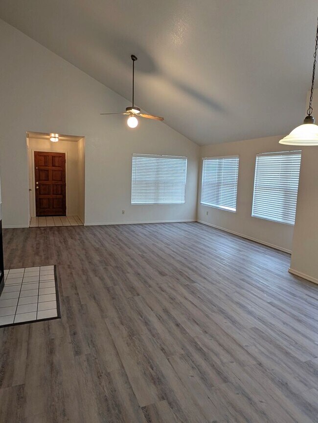 Building Photo - 2325 E Lakecrest Dr