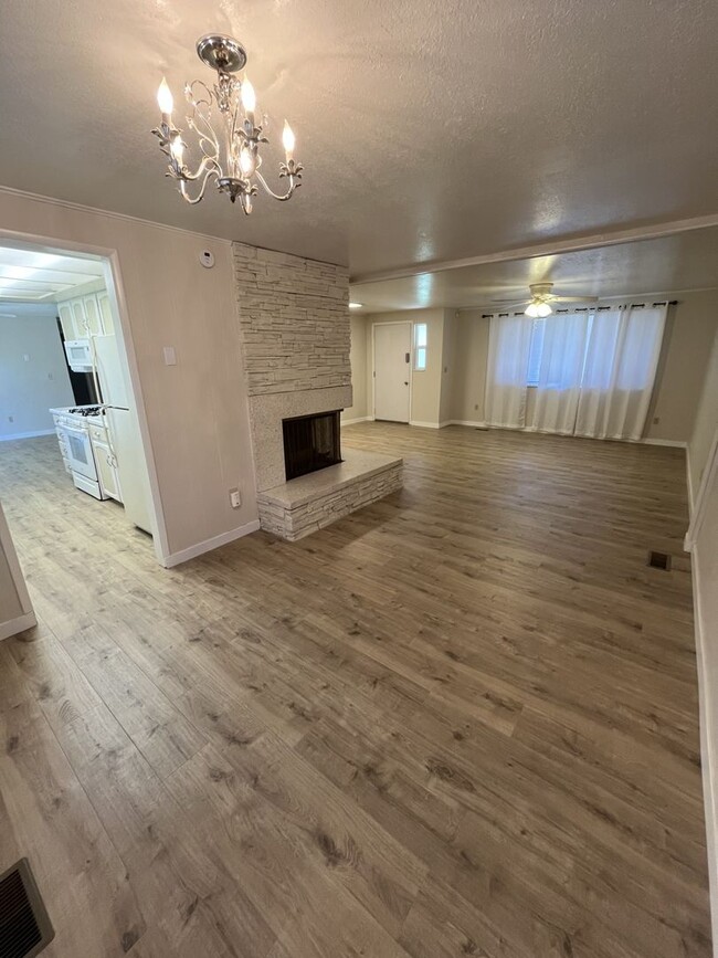 Building Photo - Beautiful Home in Mt Pleasant