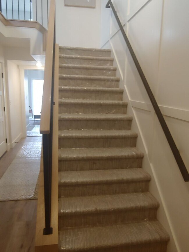 Building Photo - Townhome with Rooftop Balcony in Prime American Fork Location