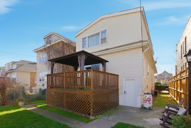 Building Photo - 5434 W Wrightwood Ave