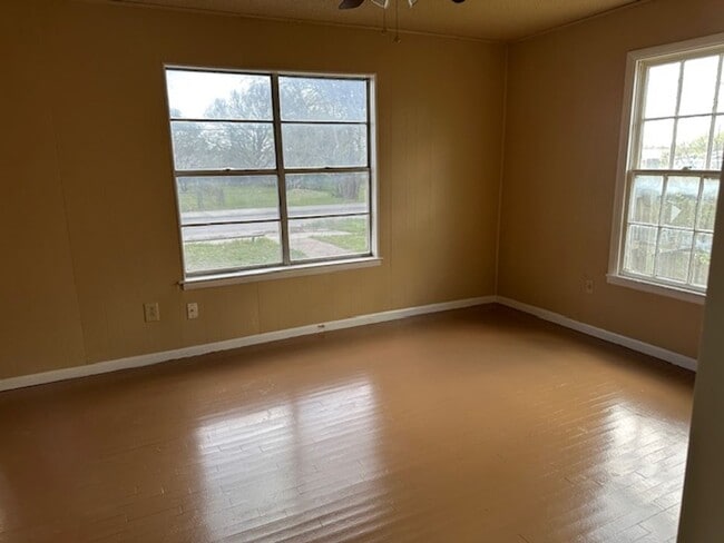 Building Photo - 1205 E Avenue G