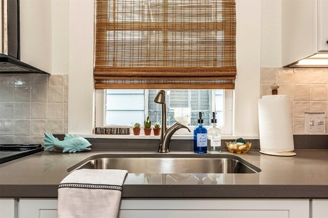 Building Photo - 2021 Avenue O 1/2