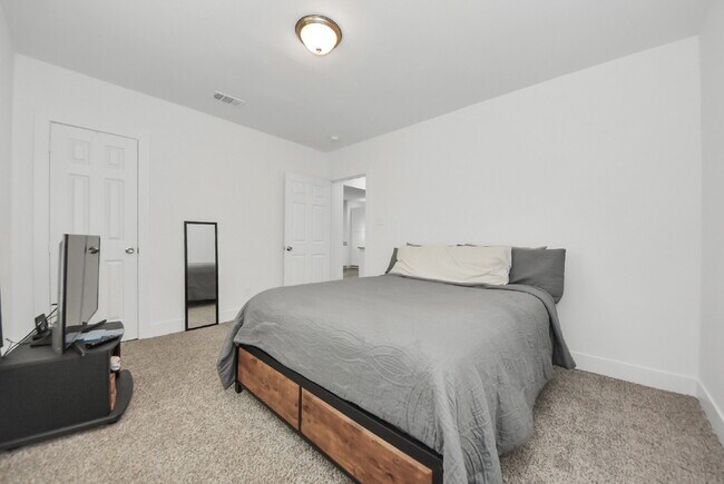 Building Photo - Historic Houston Charm with Modern Comfort Built In