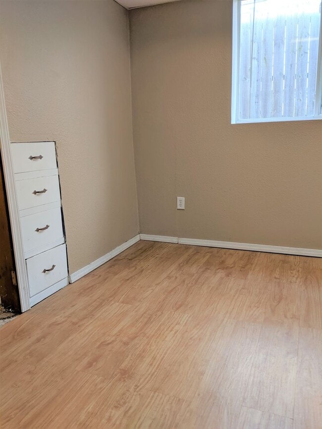 Building Photo - 3633 E Squire Ave