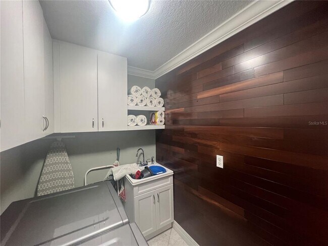 Building Photo - 681 Verona St