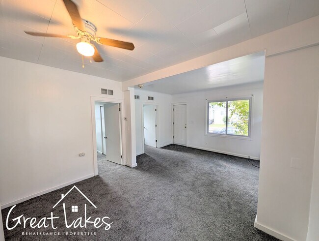 Building Photo - Stunning 3 Bedroom 1 Bathroom now availabl...