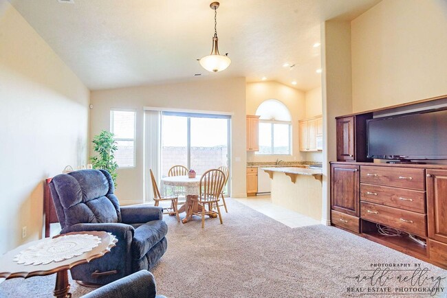 Building Photo - Crescent Heights Home: 55+ Community